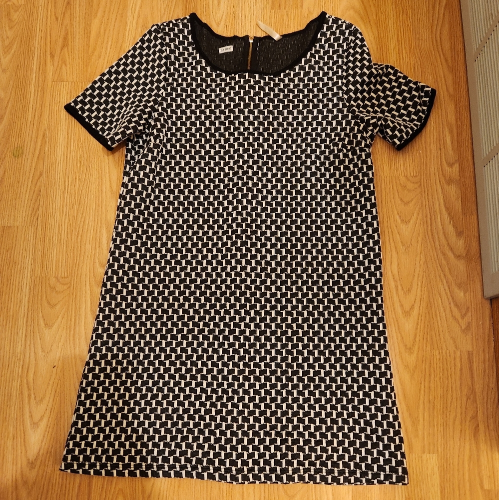 Black and white mini dress, fits like a medium